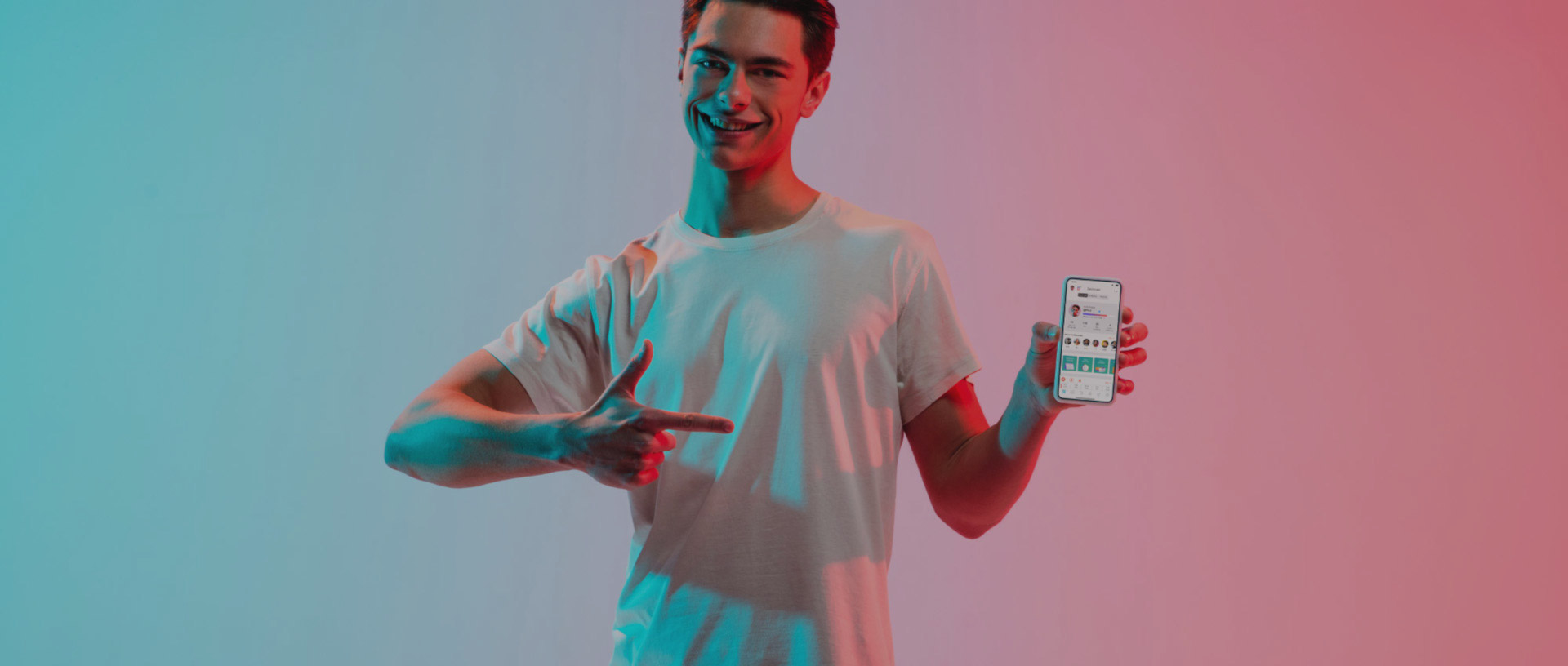 Junger Mann präsentiert eine Schulplaner App