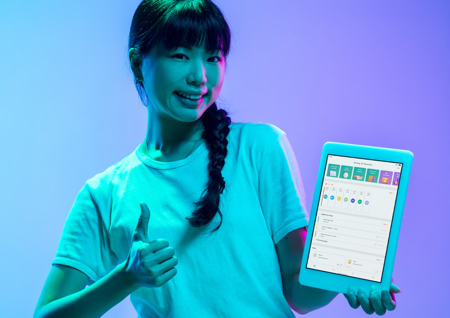 Junge Frau präsentiert scoolio pro Schülerapp auf einem Tablett