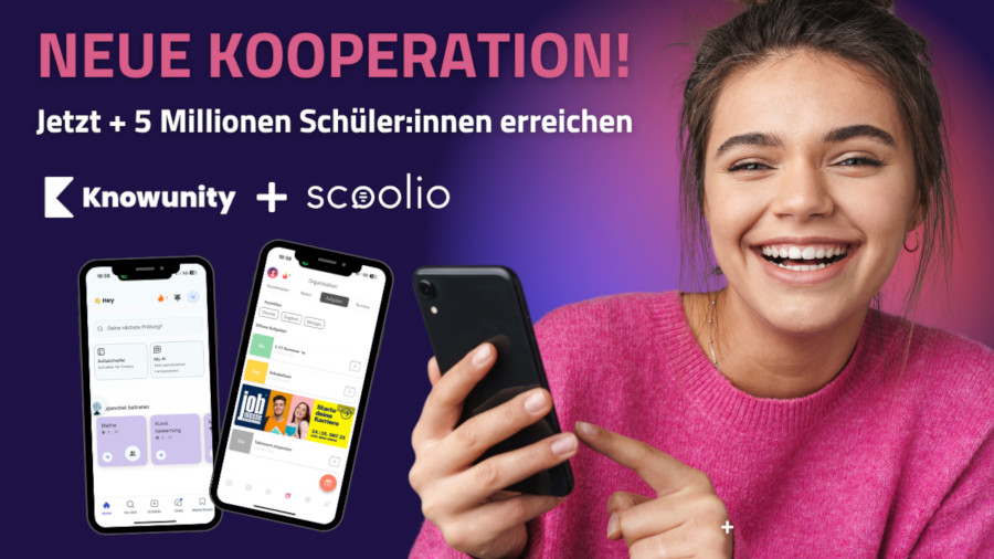 Werbebild, auf dem eine Schülerin mit Handy zu sehen ist und über die Zusammenarbeit zwischen scoolio und Knowunity informiert wird